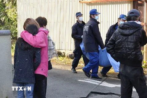 Cảnh sát chuyển thi thể một nạn nhân trong trận động đất ở Mashiki, tỉnh Kumamoto ngày 16/4. (Nguồn: Kyodo/TTXVN)