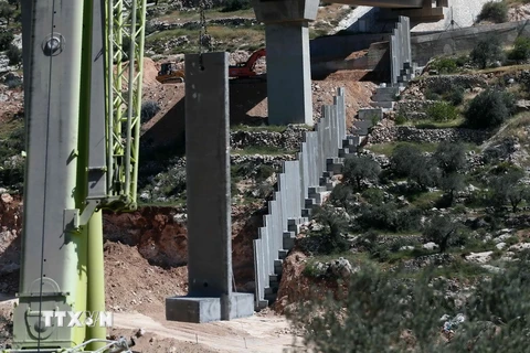 Israel xây dựng hàng rào chắn mới tại Thung lũng Cremisan sát thị trấn Beit Jala, gần thành phố Bethlehem, Khu Bờ Tây . (Nguồn: AFP/TTXVN)