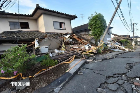 Nhiều ngôi nhà bị sập sau trận động đất ở Mashiki, tỉnh Kumamoto. (Nguồn: AFP/TTXVN)