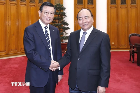 Thủ tướng Nguyễn Xuân Phúc tiếp ông Park Sam Koo, Chủ tịch Tập đoàn Kumho Asiana. (Ảnh: Thống Nhất/TTXVN)