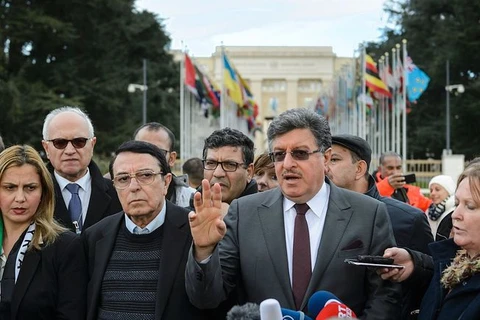 Ông Riyad Naasan Agha (ở giữa, bên trái) và ông Salem al-Meslet (ở giữa, bên phải) là các phát ngôn viên của HNC ở hòa đàm Geneva. (Nguồn: usnews.com)