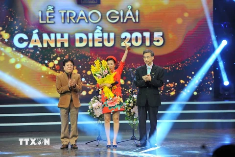 Ban tổ chức trao giải phim truyện điện ảnh xuất sắc nhất 2015 cho bộ phim " Trúng số" của đạo diễn Dustin Nguyễn. (Ảnh: Minh Đức/TTXVN)