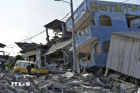 Hiện trường đổ nát sau trận động đất 7,8 độ Richter ở Portoviejo, Ecuador, ngày 19/4. (Nguồn: AFP/TTXVN)