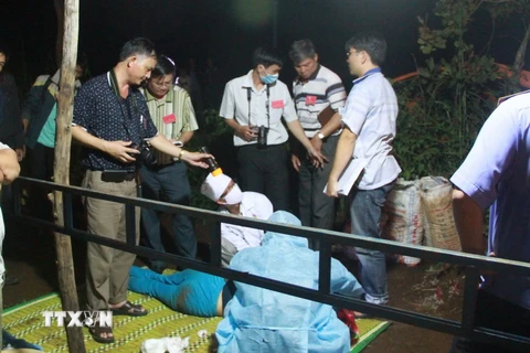 Lực lượng chức năng khám nghiệm hiện trường vụ thảm án, tháng 8/2015. (Ảnh: Nguyễn Hoài Nam/TTXVN)