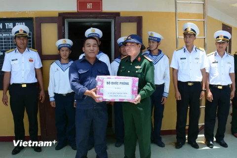 Đoàn công tác trao quà cho cán bộ trạm hải đăng đảo Đá Lát. (Ảnh: Tiến Đạt/Vietnam+) 