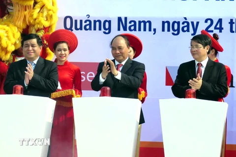 Thủ tướng Nguyễn Xuân Phúc và các đại biểu tại lễ khởi công xây dựng khu nghỉ dưỡng Nam Hội An. (Ảnh: Nguyễn Sơn/TTXVN)