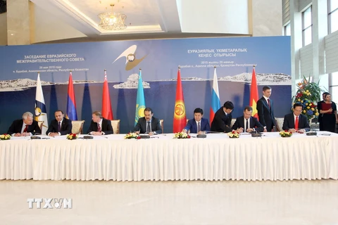 Toàn cảnh lễ ký Hiệp định Thương mại tự do giữa Việt Nam và Liên minh Kinh tế Á-Âu, tháng 5/2015. (Ảnh: Đức Tám/TTXVN)