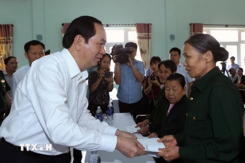 Chủ tịch nước Trần Đại Quang đến thăm, tặng quà cho các đối tượng chính sách đang được chăm sóc, phụng dưỡng tại Trung tâm Điều dưỡng, nuôi dưỡng người có công tỉnh Quảng Nam. (Ảnh: Nhan Sáng/TTXVN) 