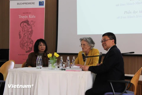 Nhà văn Lê Minh Hà, nữ diễn viên kịch Irma Münch-Minetti và dịch giả Trương Hồng Quang tại lễ ra mắt cuốn Truyện Kiều song ngữ Đức-Việt.(Ảnh: Mạnh Hùng/Vietnam+)