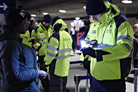 Nhân viên an ninh kiểm tra thẻ căn cước hành khách ở ga tàu ở sân bay quốc tế Copenhagen, Đan Mạch. (Nguồn: AP)