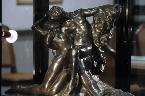 Bức tượng cẩm thạch "Eternal Springtime" (Mùa Xuân vĩnh cửu) của nhà điêu khắc nổi tiếng người Pháp Auguste Rodin. (Nguồn: AFP)