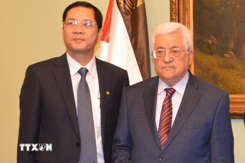 Đại sứ Đỗ Hoàng Long và Tổng thống Mahmoud Abbas tại lễ trình Thư ủy nhiệm. (Ảnh: Nguyễn Trường/TTXVN)