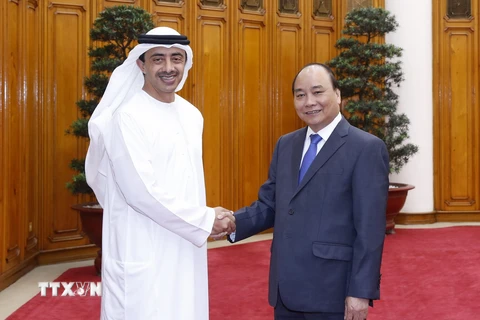Thủ tướng Nguyễn Xuân Phúc tiếp Bộ trưởng Ngoại giao và Hợp tác Quốc tế UAE Sheikh Abdullah Bin Zayed Al Nahyan. (Ảnh: Thống Nhất/TTXVN)