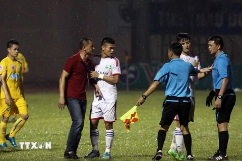 Ban huấn luyện và cầu thủ Sông Lam Nghệ An phản ứng trước quyết định đá phạt 11m của trọng tài trong trận gặp FLC Thanh Hóa. (Ảnh: Thanh Tùng/TTXVN)