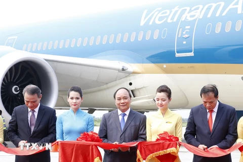Thủ tướng Nguyễn Xuân Phúc cắt băng khai trương đường bay của Vietnam Airlines tại Cảng hàng không quốc tế Cát Bi- Hải Phòng. (Ảnh: Thống Nhất/TTXVN) 