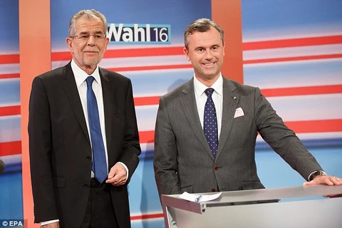 Ứng cử viên Hofer (phải) và đối thủ Van der Bellen (bên trái). (Nguồn: ​EPA)