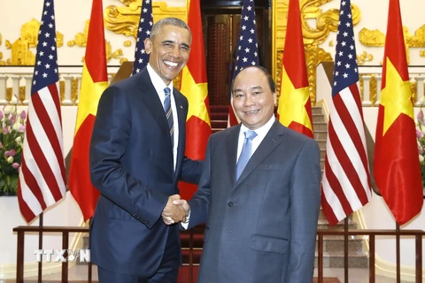 Thủ tướng Nguyễn Xuân Phúc hội kiến với Tổng thống Hoa Kỳ Barack Obama đang thăm chính thức Việt Nam. (Ảnh: Thống Nhất/TTXVN)