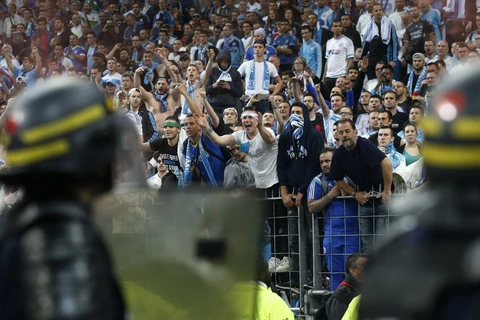 Cổ động viên Marseille phản ứng trên khán đài sân Stade de France sau khi đội nhà bị thua Paris Saint-Germain trong trận chung kết Cúp quốc gia Pháp. (Nguồn: AFP)