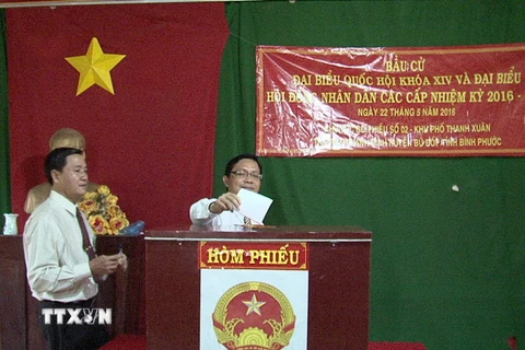 Cử tri Bình Phước đi bỏ phiếu bầu cử đại biểu Quốc hội khoá XIV và đại biểu Hội đồng Nhân dân các cấp nhiệm kỳ 2016-2021. (Ảnh: Đậu Tất Thành/TTXVN)