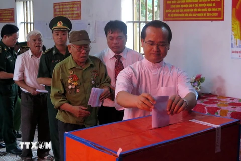 Cử tri Nam Định đi bầu cử. (Ảnh: Văn Đạt/TTXVN)