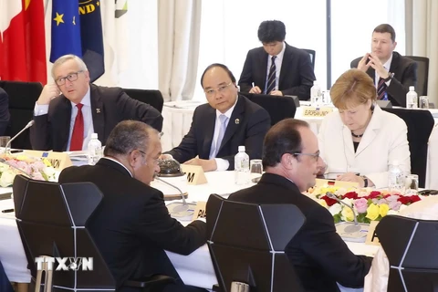 Thủ tướng Nguyễn Xuân Phúc tham dự hội nghị G7 mở rộng. (Ảnh: Thống Nhất/TTXVN)