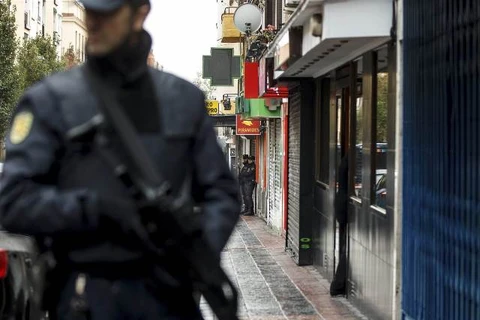 Cảnh sát Tây Ban Nha đứng gác ở một địa điểm công cộng. Ảnh minh họa. (Nguồn: Reuters)