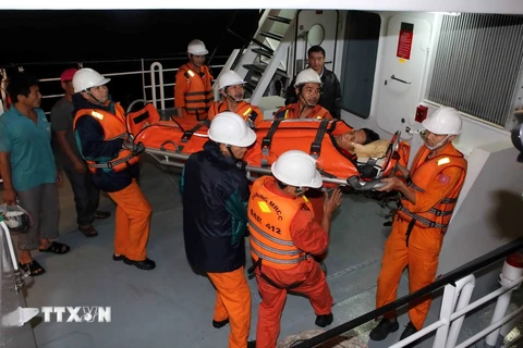 Nhân viên cứu hộ tàu SAR 412 cứu hộ, đưa một ngư dân bị nạn trên biển vào đất liền. (Ảnh: Trần Lê Lâm/TTXVN)