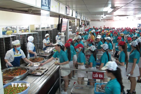 Một doanh nghiệp tại khu chế xuất Tân Thuận xây dựng bếp ăn tập thể ngay tại công ty. (Ảnh: Phương Vy/TTXVN)