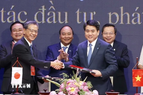 Thủ tướng Nguyễn Xuân Phúc chứng kiến Lễ ký kết hợp tác giữa Ủy ban Nhân dân Thành phố Hà Nội và Đại sứ quán Nhật Bản. (Ảnh: Thống Nhất/TTXVN)