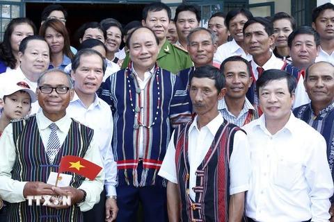 Thủ tướng Nguyễn Xuân Phúc đến thăm xã N’Thôl Hạ, huyện Đức Trọng. (Ảnh: Thống Nhất/TTXVN)