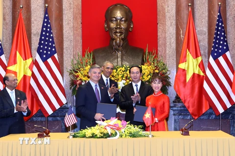 Chủ tịch nước Trần Đại Quang và Tổng thống Hoa Kỳ Barack Obama chứng kiến Lễ ký hợp đồng đặt mua 100 máy bay Boeing giữa VietjetAir (Việt Nam) với Boeing (Hoa Kỳ). (Ảnh: Nhan Sáng/TTXVN)