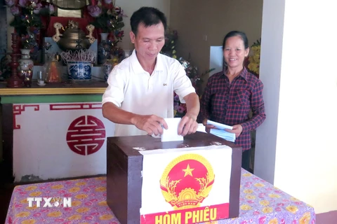 Cử tri xã Mỹ Hà, huyện Mỹ Lộc (Nam Định) bỏ phiếu bầu thêm đại biểu Hội đồng nhân dân xã tại điểm bỏ phiếu đình làng Bảo Long. (Ảnh: Văn Đạt/TTXVN)