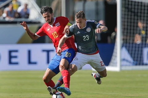 Một pha tranh bóng giữa cầu thủ hai đội Paraguay (áo xanh) và Costa Rica (áo đỏ) trong trận đấu vòng bảng Copa America. (Nguồn: Reuters)
