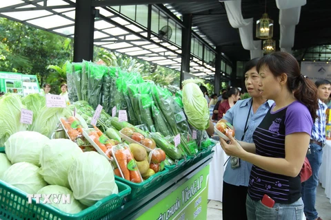 Người tiêu dùng lựa chọn sản phẩm theo tiêu chuẩn VietGap tại hệ thống siêu thị Co.op mart Thành phố Hồ Chí Minh. (Ảnh: Thanh Vũ/TTXVN)