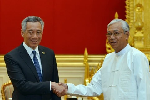 Tổng thống Myanmar U Htin Kyaw đón, hội đàm với Thủ tướng Singapore Lý Hiển Long. (Nguồn: AP)