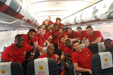 Đội tuyển Bỉ trên máy bay tới Pháp. (Nguồn: dailymail.co.uk)