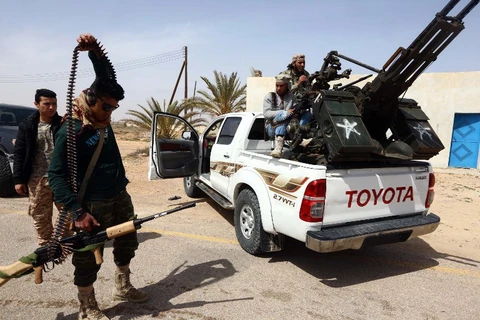 Các tay súng thuộc lực lượng được Đại hội Nhân dân Toàn quốc Libya (GNC) hậu thuẫn, ở ngoại ô Sirte, tháng 3/2015. Ảnh tư liệu. (Nguồn: AFP) 