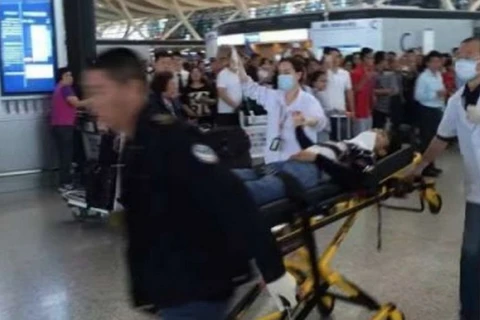 Cấp cứu một người bị thương trong vụ nổ ở sân bay Thượng Hải. (Nguồn: scmp.com)