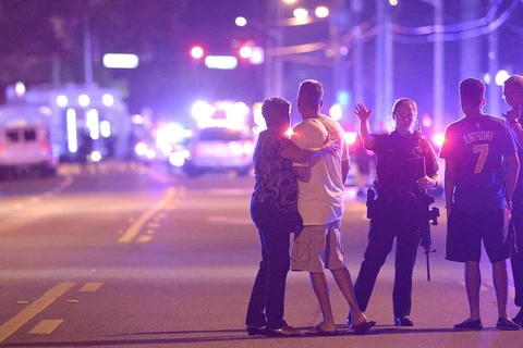 Cảnh sát Orlando hướng dẫn người nhà các nạn nhân đứng xa hiện trường vụ xả súng. (Nguồn: AP)