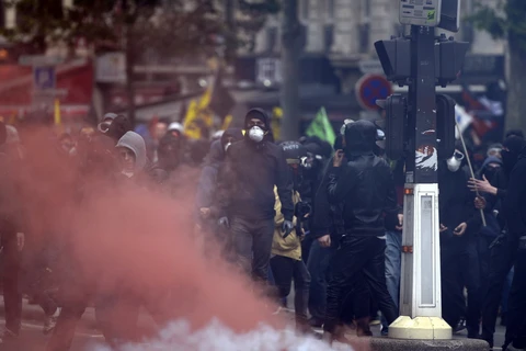 Người biểu tình trên đường phố Paris, ngày 14/6. (Nguồn: AFP)