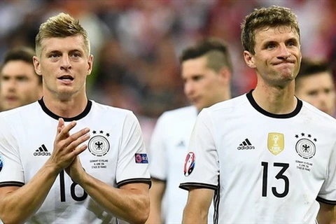 Toni Kroos và Thomas Müller (phải) của đội tuyển Đức sau khi kết thúc trận đấu với Ba Lan. (Nguồn: AFP)