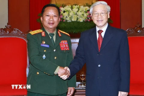 Tổng Bí thư Nguyễn Phú Trọng tiếp Bộ trưởng Bộ Quốc phòng Lào Chansamon Channhalat. (Ảnh: Doãn Tấn/TTXVN)