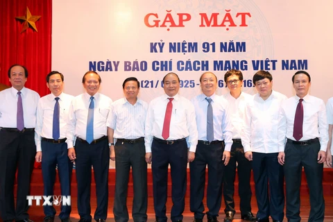 Thủ tướng Nguyễn Xuân Phúc chụp ảnh chung với các đại biểu tại buổi gặp mặt. (Ảnh: Thống Nhất/TTXVN)