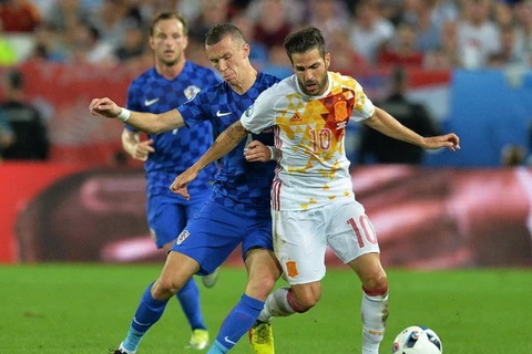 Một pha tranh bóng giữa cầu thủ Croatia (áo xanh) và Tây Ban Nha (áo trắng). (Nguồn: AFP)