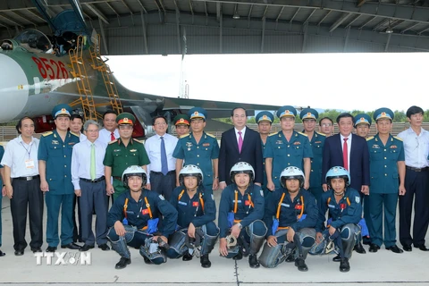 Chủ tịch nước Trần Đại Quang chụp ảnh chung với cán bộ, chiến sỹ Trung đoàn Không quân 925 tại huyện Phù Cát. (Ảnh: Nhan Sáng/TTXVN)