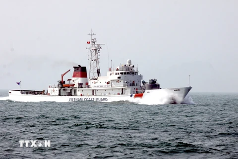 Tàu tuần tra 8003 của Cảnh sát biển Việt Nam tham gia đợt tuần tra chung với Cảnh sát biển Trung Quốc, tháng 4/2015. (Ảnh: Tuấn Anh/TTXVN)
