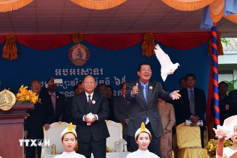 Samdech Heng Samrin, Chủ tịch danh dự CPP, Chủ tịch Quốc hội Campuchia ( trái) và Samdech Hun Sen, Chủ tịch đảng CPP, Thủ tướng Chính phủ Hoàng gia Campuchia ( phải) thực hiện nghi lễ thả chim hòa bình. (Ảnh : Xuân Khu/TTXVN)