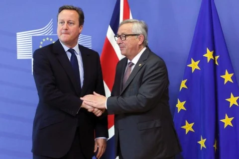 Chủ tịch EC Jean-Claude Juncker đón Thủ tướng Anh David Cameron ở trụ sở EU tại Brussels. (Nguồn: OLIVIER HOSLET)
