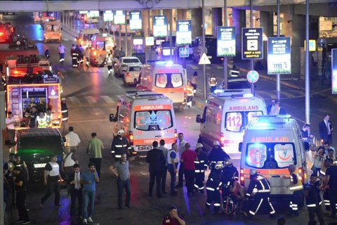 Xe cứu thương và các lực lượng cứu hộ có mặt tại khu vực hiện trường các vụ đánh bom ở sân bay Ataturk. (Nguồn: Reuters)