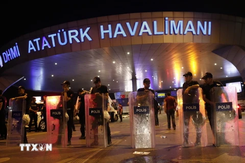 Cảnh sát phong tỏa lối vào sân bay Ataturk sau vụ tấn công. (Nguồn: EPA/TTXVN)